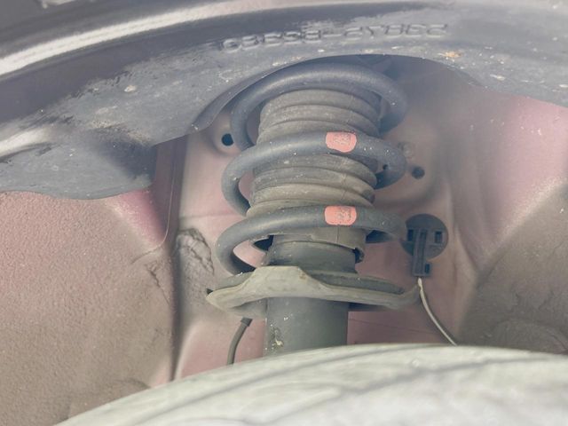 お車を安心してお乗りいただく為には、足回りの定期点検が欠かせません。サービスサポート（有償保証）では無料点検もご提供しており、安心のカーライフをお過ごしいただけるサポート体制が整っています。