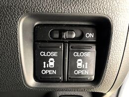 【両側パワースライドドア】スマートキーや運転席のスイッチで後席両側スライドドアの開閉が可能♪電動だから力を入れてドアを開ける必要が無く、小さなお子様でも簡単に開け閉めでき快適です♪