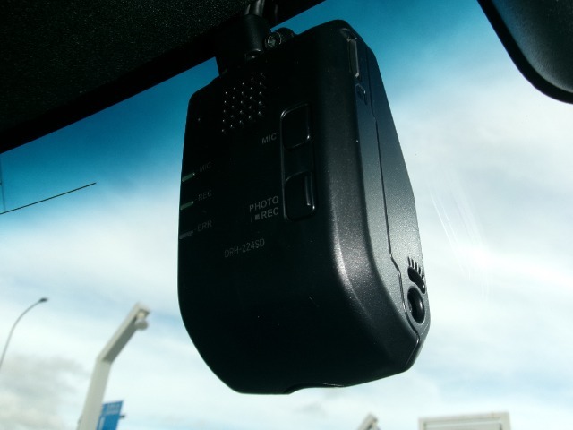 映像・音声などの運転中の記録を残す「ドライブレコーダー」。事故などを起こした、起こされた時の証拠になりますので、もしもの時も安心です。