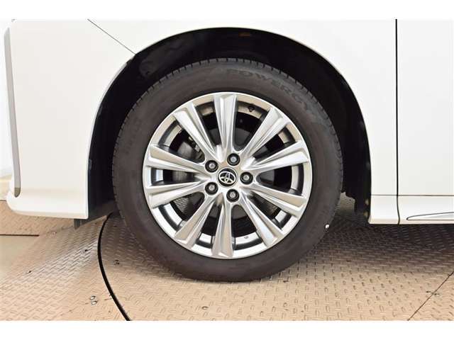 【アルミホイール】純正なので車に似合うデザインになっていますね。スタッドレスタイヤもご相談下さい。