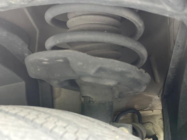お車を安心してお乗りいただく為には、足回りの定期点検が欠かせません。サービスサポート（有償保証）では無料点検もご提供しており、安心のカーライフをお過ごしいただけるサポート体制が整っています。