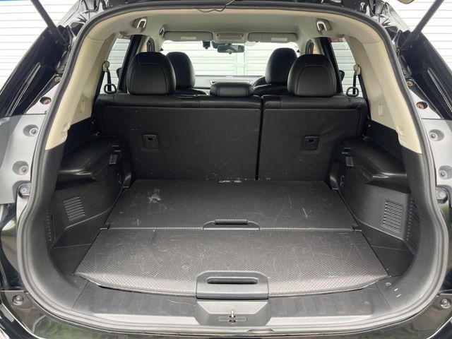 積み下ろしのしやすいデッキにはたっぷりと荷物を積み込んでいただけます。遊びから仕事まで、様々なシーンで頼れます♪