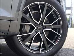 ●オシャレは足元から。サスペンションは硬すぎずしなやかな乗り心地に貢献しています。さらにローアンドワイドの佇まいがスポーティ！