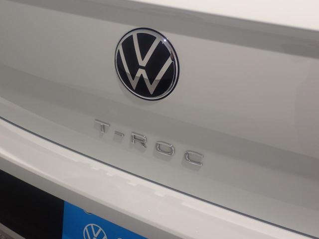リアカメラがVWエンブレムに内蔵されています。ギアをリバースに入れると車両後方の映像が映しだされます。
