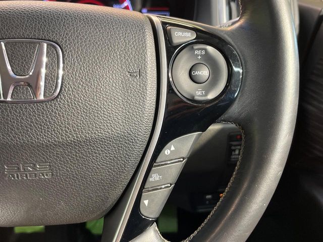 【クルーズコントロール】高速道路もラクラク走行。アクセルを離しても一定速度で走行ができ、長距離運転時の負担を軽減！加速・減速も簡単なスイッチ操作で調整できます。