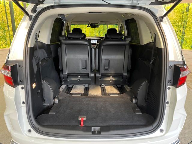 後席を格納すると、これだけの広さが！シーンに合わせたシートアレンジで、大きな荷物も積むことが出来ます♪
