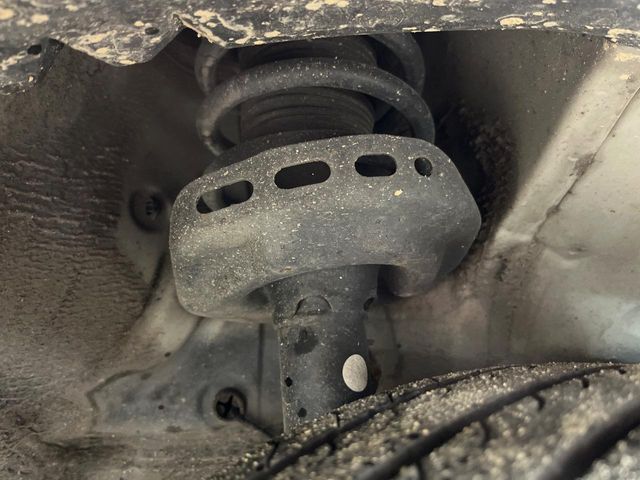 お車を安心してお乗りいただく為には、足回りの定期点検が欠かせません。サービスサポート（有償保証）では無料点検もご提供しており、安心のカーライフをお過ごしいただけるサポート体制が整っています。