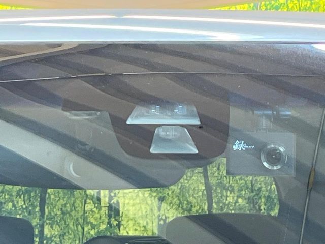 【シティブレーキアクティブシステム】低速走行中に前方の車両等を認識し、衝突しそうな時は警報とブレーキで衝突回避と被害軽減をアシスト。より安全にドライブをお楽しみいただけます。