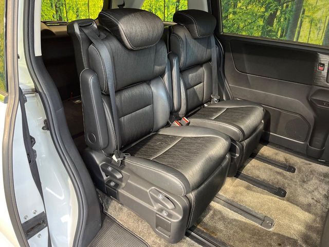 後部座席も気になるようなキズ・汚れやへたり等、大きなダメージはなく、良好な状態です。