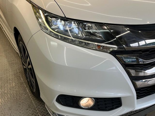 【LEDヘッドライト】悪天候や夜間走行時も良好な視界を確保し安心して運転できる高輝度LEDヘッドライトを装備！点灯速度が早く、消費電力も抑えられています。