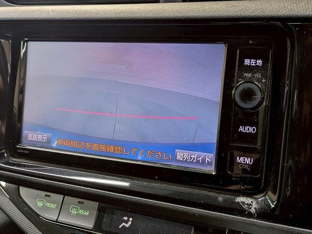 【カラーバックモニター】を装備しております。リアの映像がカラーで映し出されますので日々の駐車も安心安全です。