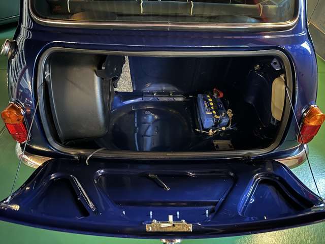 トランクルームには新車時付属の専用工具類など全て完備！