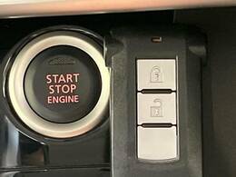 【インテリジェントキー】カバンやポケットに入れたままでもドアの施錠・解錠が可能なスマートキーを装備。エンジンのオン・オフ時もカギを取り出す必要が無いからとっても便利です♪