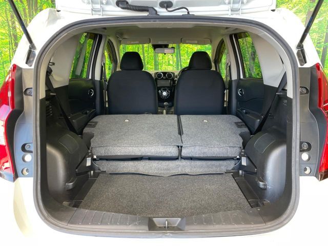 後席を格納すると、これだけの広さが！シーンに合わせたシートアレンジで、大きな荷物も積むことが出来ます♪