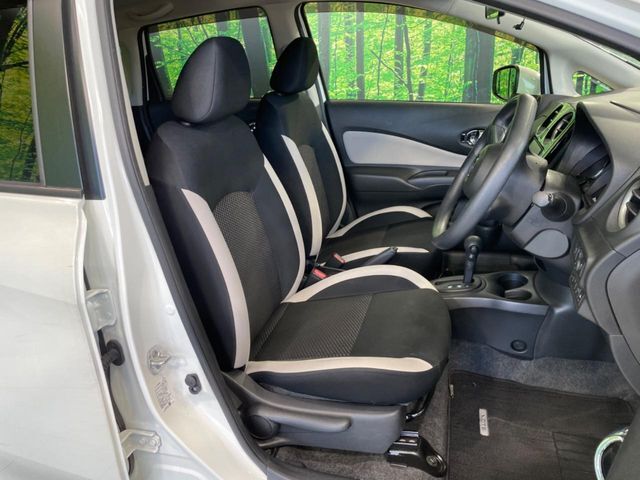 運転席まわりには十分なスペースがあり、大柄な方でもゆったり運転していただける環境です。