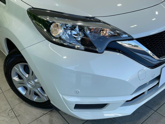 【LEDヘッドライト】悪天候や夜間走行時も良好な視界を確保し安心して運転できる高輝度LEDヘッドライトを装備！点灯速度が早く、消費電力も抑えられています。