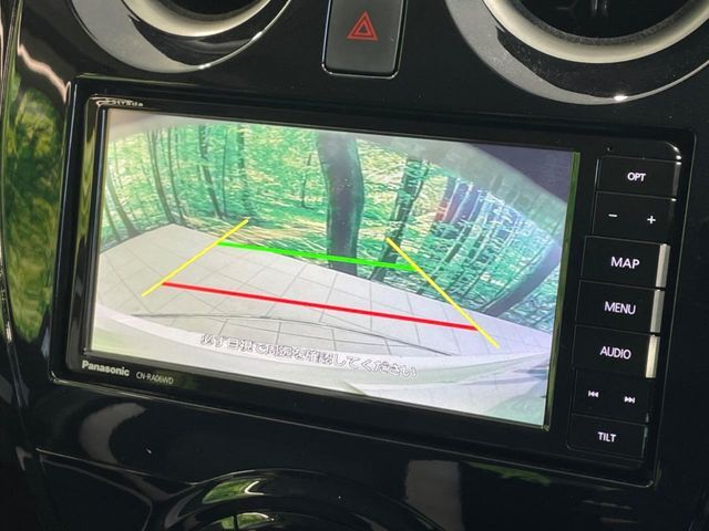 【バックカメラ】駐車時に後方がリアルタイム映像で確認できます。大型商業施設や立体駐車場での駐車時や、夜間のバック時に大活躍！運転スキルに関わらず、今や必須となった装備のひとつです！