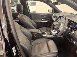 高級感のある内装は、人間工学・心理学に基づきデザインされておりますので、リラックスした状態でドライビングに集中する事ができます。