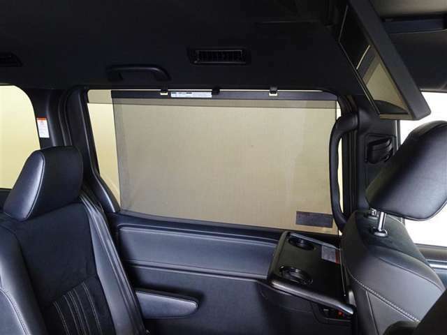 セカンドシートの窓ガラスには日よけのシェードを装備してます。強い日差しのカットに、プライバシー対策としても重宝します。