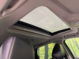 【サンルーフ】開放感たっぷりの希少装備、サンルーフが装着されています！車内に明かりを取り入れたり景色を楽しむ以外にも、車内の空気も簡単に換気できて快適です！