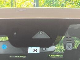 【i-ACTIVESENSE】走行中に前方の車両等を認識し、衝突しそうな時は警報とブレーキで衝突回避と被害軽減をアシスト。より安全にドライブをお楽しみいただけます。