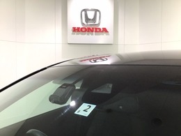 Honda SENSING装着車です。衝突を予測してブレーキをかけたり、前のクルマにちょうどいい距離でついていったりできる多彩な安心・快適機能を搭載した先進の安全運転支援システム付き。