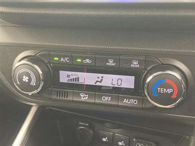 オートエアコンは温度を設定するだけで、自動で風量などを設定してくれます。運転しながら操作も必要ないので、安全性も向上します。