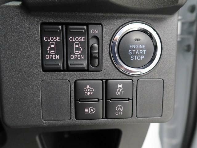 スタートボタンを押すだけで簡単にエンジンがかけれます。こちらからでも、後方スライドドアが開閉できます。