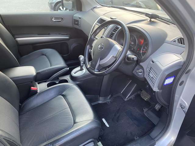 運転席は足元も広々♪シートリフターも装備されておりますので運転しやすいポジションに調整出来ます♪安全運転はまず正しい姿勢から♪