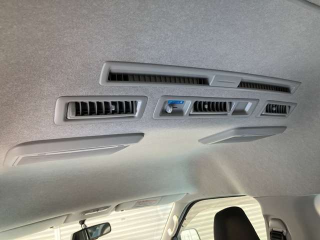 Wエアコンで後部座席も快適です。