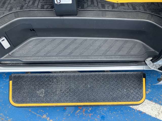 サイドステップ付いているので乗り降りし易くなっています。