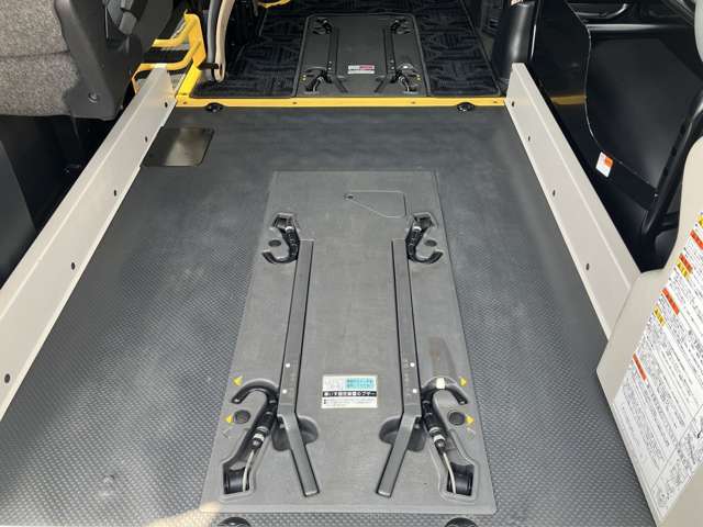 車いす用固定装置2基です。