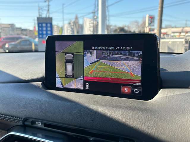 「360°ビュー・モニター」装備◇車両の前後左右にある4つのカメラ映像をさまざまな走行状況に応じて切り替えてセンターディスプレイに表示、死角や障害物との距離確認できるようになり危機回避操作をサポート◇