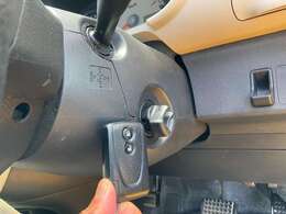 スマートキーのお車です☆スマートキーなのでカバンやポケットに入れたままでドアロックの開閉、エンジンの始動が出来ます！雨の日等にも便利な嬉しい装備☆