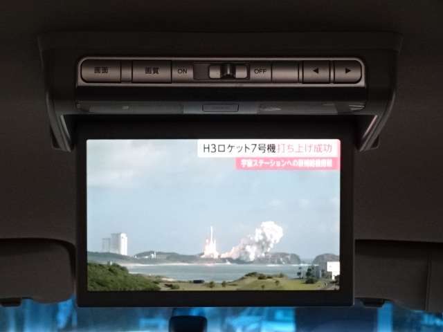 フリップダウンモニター付き！！豪華装備満載の納得の1台ですね！！