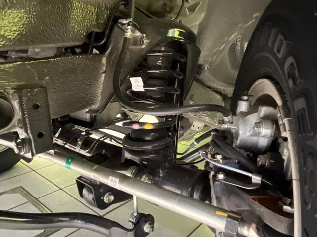 お車を安心してお乗りいただく為には、足回りの定期点検が欠かせません。サービスサポート（有償保証）では無料点検もご提供しており、安心のカーライフをお過ごしいただけるサポート体制が整っています。