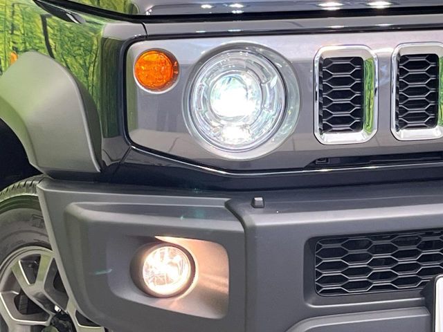 【LEDヘッドライト】悪天候や夜間走行時も良好な視界を確保し安心して運転できる高輝度LEDヘッドライトを装備！点灯速度が早く、消費電力も抑えられています。