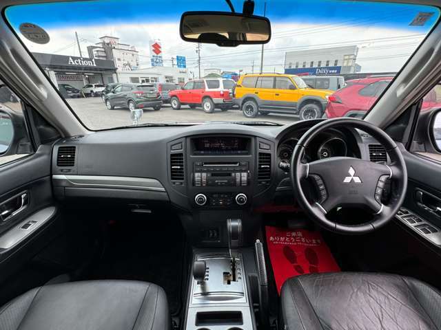 【室内】コックピット。車内もキレイで嫌な臭いもありません！ご納車後の臭いが付きにくくなる「空気触媒コーティング」もあります。