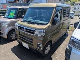 明るく元気なスタッフが1台1台丁寧に内外装クリーニング、点検・整備を行っております。