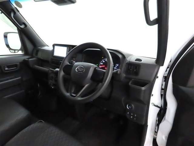 シンプルで使いやすいデザインの運転席です。