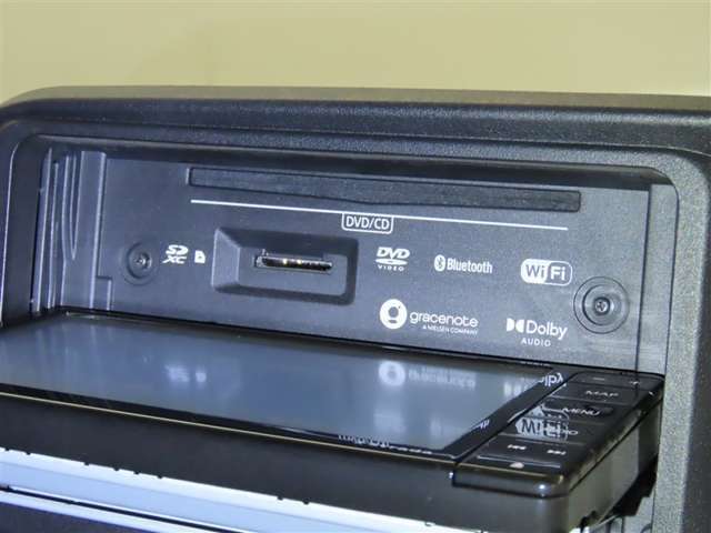 CD・DVDが再生できます。SDカードスロットも装備しています。
