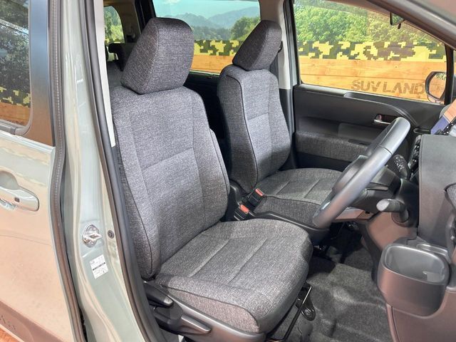 運転席シート廻りは使用感も少なく、良好な状態となっています。丁寧に使われていたことがよくわかりますね。