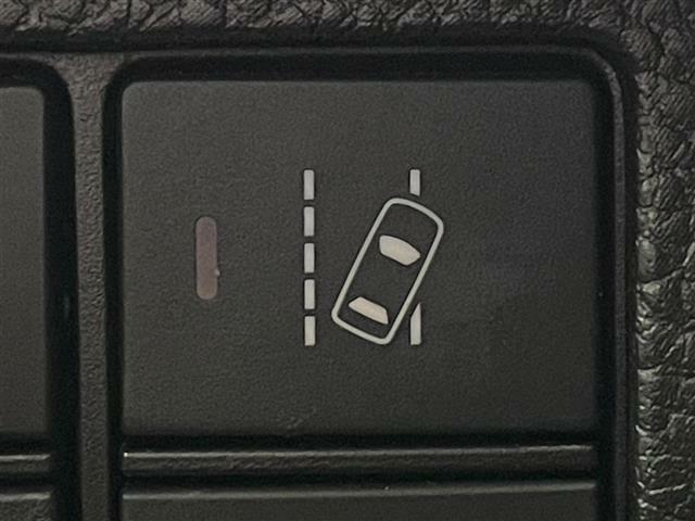 【路外逸脱抑制機能】はみ出しそうなとき、ディスプレー表示とステアリング振動の警告で注意を促すとともに、車線内へ戻るようにステアリング操作を支援します。機能には限界があるためご注意ください。//