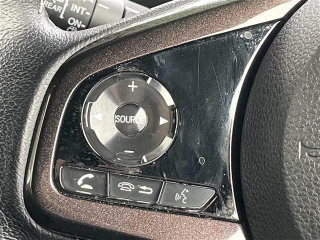 【ステアリングスイッチ】手元のボタンから、オーディオやナビなどの操作ができるので、よそ見をせずに安全に運転に集中できます！//