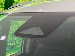 【ホンダセンシング】走行中に前方の車両等を認識し、衝突しそうな時は警報とブレーキで衝突回避と被害軽減をアシスト。より安全にドライブをお楽しみいただけます。