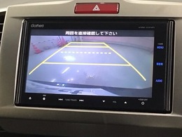 リバースギアに入れるだけで後方の表示へ切り替わります。夜間や雨の日の駐車も楽になりますよ。