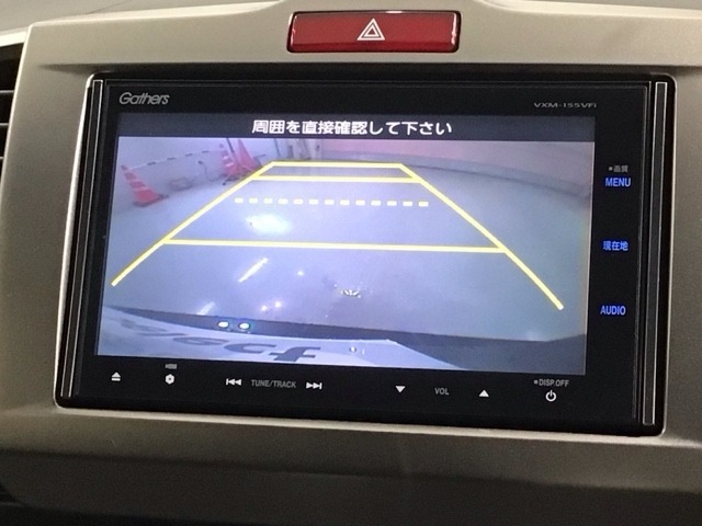 リバースギアに入れるだけで後方の表示へ切り替わります。夜間や雨の日の駐車も楽になりますよ。