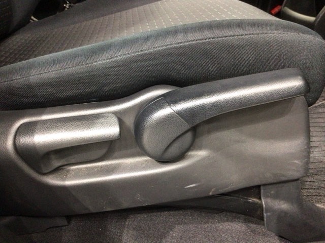 シートハイトアジャスターが付いているので運転姿勢を調整するのに便利ですね。身長に合ったシートポジションは安全運転や疲労軽減にもつながります。