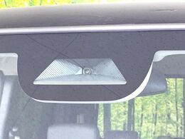 【ホンダセンシング】走行中に前方の車両等を認識し、衝突しそうな時は警報とブレーキで衝突回避と被害軽減をアシスト。より安全にドライブをお楽しみいただけます。