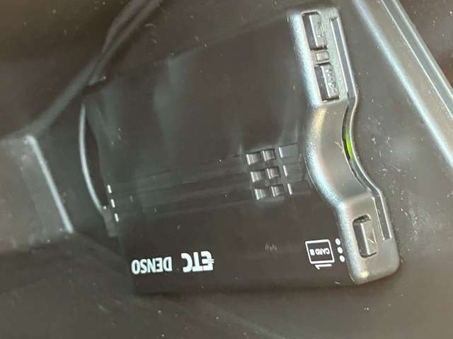 【ETC車載器】を装備しておりますので、ご納車直後からの遠距離ドライブも可能です。土日の利用料金の割引や、朝夕の通行料金を割引料金で高速道路をお楽しみいただけます。